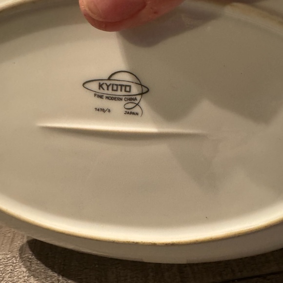 Two-Tone Ceramic Gravy Boat with Underplate - Black and White - Picture 7 of 8